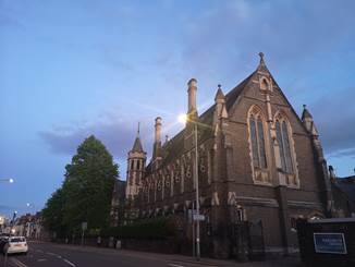 街道边的教堂描述已自动生成