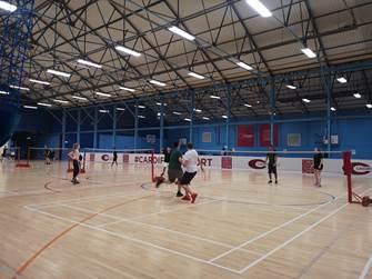 人们在室内玩滑板中度可信度描述已自动生成