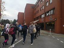 一群人在街道上行走描述已自动生成