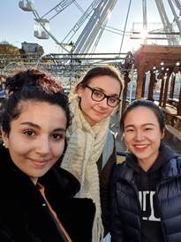 一群人在微笑描述已自动生成