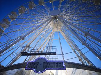 图片包含 天花板, 建筑, 火车, 钟表描述已自动生成