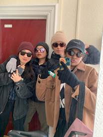 一群人在拍照低可信度描述已自动生成