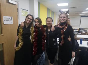 一群男人和女人站在一起描述已自动生成