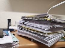 桌子上放着书描述已自动生成