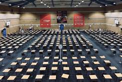 图片包含 室内, 桌子, 建筑, 行李描述已自动生成