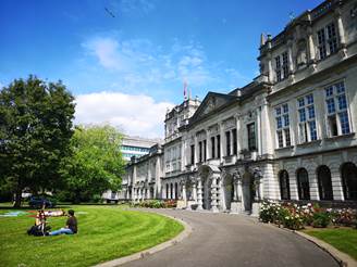 建筑前面有草地中度可信度描述已自动生成