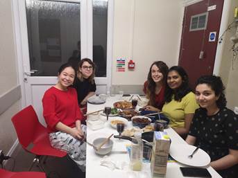 一群人坐在餐桌前描述已自动生成