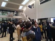 人们站在人群中描述已自动生成