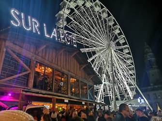 夜晚商店外的人群中度可信度描述已自动生成