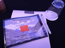 桌子上的饮料低可信度描述已自动生成