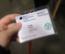 手上拿着纸描述已自动生成